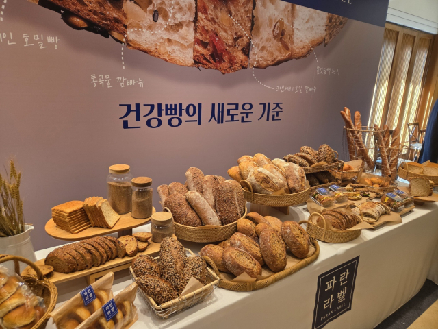 ‘파란라벨’ 론칭 기자간담회에 전시된 건강빵 제품들. 사진=김경택 기자