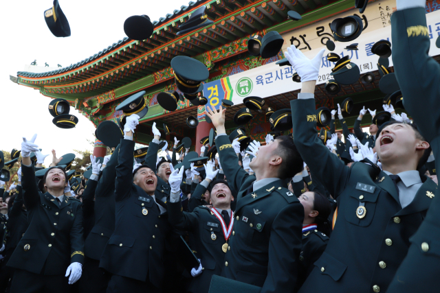 육군은 2월 27일 김선호 국방부장관 직무대행 주관으로 서울 노원구 소재 육군사관학교에서 ‘제81기 졸업 및 임관식’을 실시했다. 이날 총 231명의 사관생도(외국군 위탁생도 8명 포함)가 정예 육군 장교로서의 첫발을 내디뎠다. 사진은 소위들이 임관의 기쁨을 담아 정모를 하늘로 던지고 있는 모습. 사진 제공=국방부