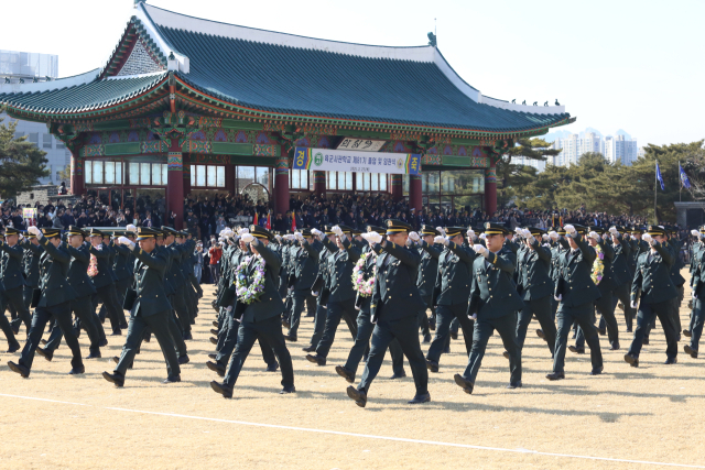 육군은 27일 김선호 국방부장관 직무대행 주관으로 서울 노원구 소재 육군사관학교에서 ‘제81기 졸업 및 임관식’을 실시했다. 이날 총 231명의 사관생도(외국군 위탁생도 8명 포함)가 정예 육군 장교로서의 첫발을 내디뎠다. 사진은 임관한 소위들이 군악대 연주에 맞춰 행진하고 있는 모습. 사진 제공=국방부