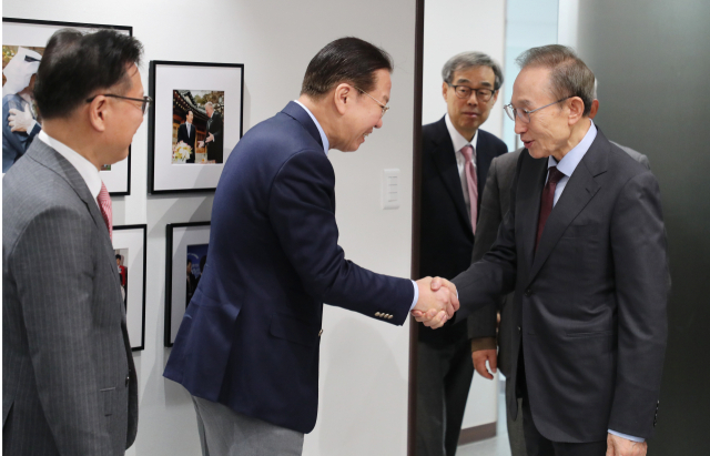 권영세 국민의힘 비상대책위원장이 27일 서울 서초구 청계재단을 찾아 이명박 전 대통령을 예방해 인사를 나누고 있다. 연합뉴스