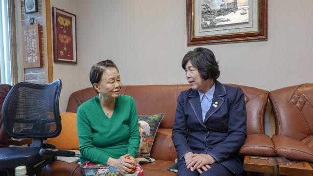 강정애 국가보훈부 장관이 27일 제106주년 3.1절 계기로 3·1운동에 참여한 홍병기 선생 후손인 홍민자씨의 자택을 찾아 위문하고 있다. 사진 제공=국가보훈부