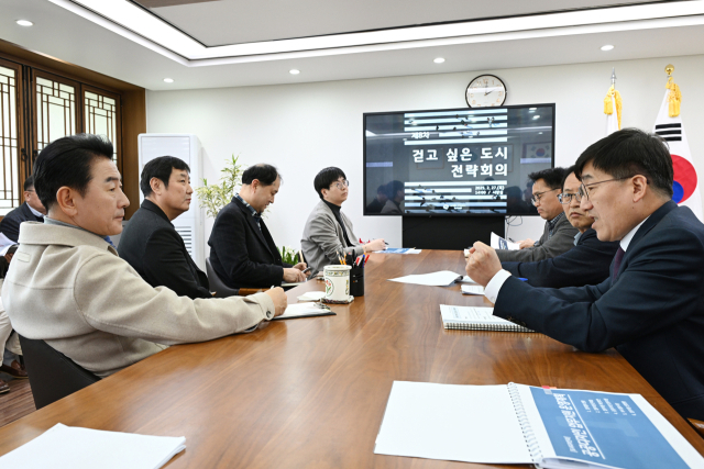 김동근 의정부시장(좌측)이 걷고 싶은 도시 전략회의에서 직원들과 의견을 나누고 있다. 사진 제공=의정부시