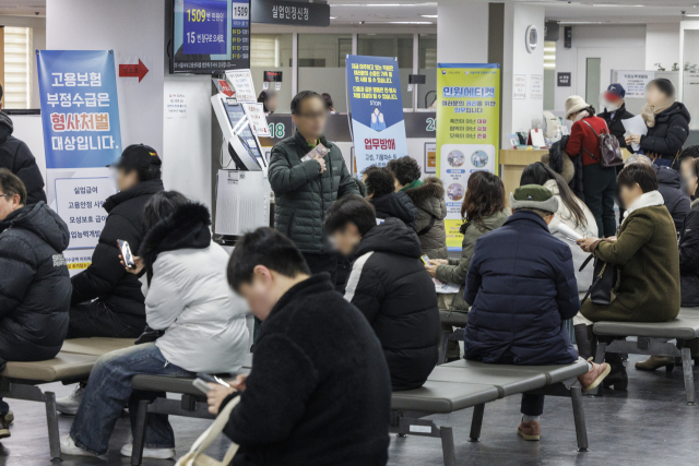 10일 서울의 한 고용복지플러스센터에서 실업 급여를 인정받기 위한 시민들이 상담을 기다리고 있다. 연합뉴스