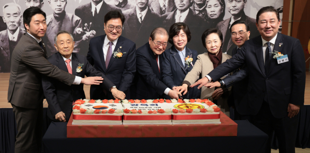 이종찬 광복회장(왼쪽 네 번째)과 우원식 국회의장(왼쪽 세 번째) 등이 27일 서울 용산구 백범김구기념관에서 열린 광복회 창립 60주년 기념식에서 축하 떡 케이크를 자르고 있다. 연합뉴스이종찬 광복회장(왼쪽 네 번째)과 우원식 국회의장(왼쪽 세 번째) 등이 27일 서울 용산구 백범김구기념관에서 열린 광복회 창립 60주년 기념식에서 축하 떡 케이크를 자르고 있다. 연합뉴스