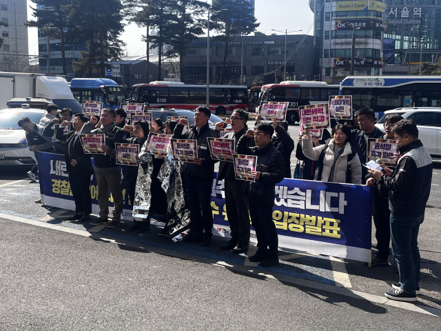 27일 양경수 민주노총 위원장이 서울 남대문경찰서에서 경찰 조사를 받기 전 기자회견을 열고 입장을 밝히고 있다. 노현영 견습기자