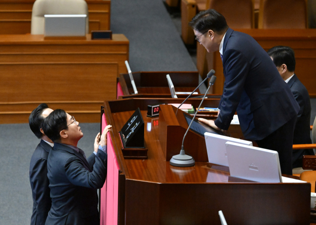 박찬대 더불어민주당 원내대표가 27일 서울 여의도 국회에서 열린 본회의에서 상법 개정안이 상정되지 않자 우원식 국회의장에게 항의하고 있다. 성형주 기자