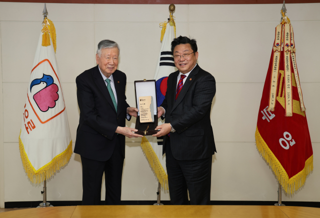 27일 이중근 부영 그룹 회장이 서울 중구 서소문동 본사에서 주형환 저출산고령사회위원회 부위원장으로부터 감사패를 받고 있다. 사진 제공=부영그룹