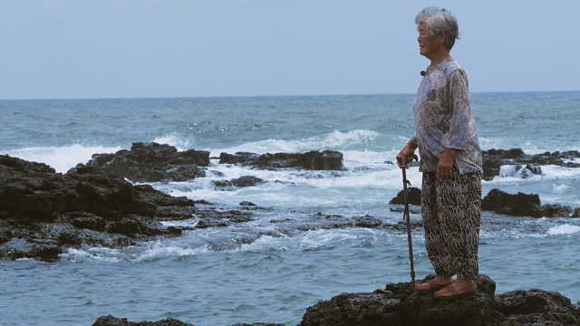 다큐멘터리 영화 ‘물꽃의 전설’(감독 고희영) 속 현순직 해녀. 그의 해녀 경력은 87년이다. 사진 제공=영화사 진진