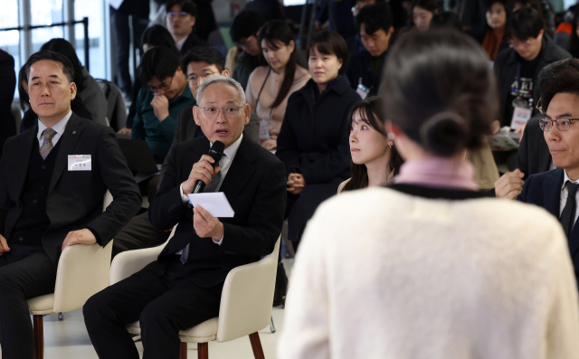 유인촌 문화체육관광부 장관이 27일 서울 중구 하이커그라운드에서 열린 '2025 여행가는 봄 대국민 여행캠페인 출범식'에서 캠페인 협업 대표기관 대표들과 의견을 나누고 있다. 사진 제공=문체부