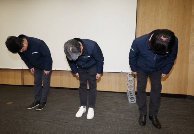 주우정(가운데) 현대엔지니어링 대표이사와 임직원이 28일 서울 종로구 본사에서 서울세종 고속도로 사고와 관련해 고개숙여 사과하고 있다. 연합뉴스