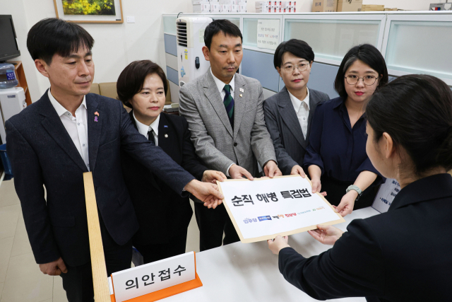 김용민 더불어민주당 의원을 비롯한 야 6당 의원들이 28일 서울 여의도 국회 의안과에서 채해병 특검법을 제출하고 있다. 성형주 기자