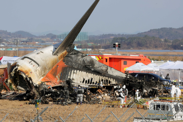 지난해 12월 전남 무안군 무안국제공항 제주항공 여객기 참사 현장에서 경찰 과학수사대가 현장 감식을 하고 있다. 무안=성형주 기자