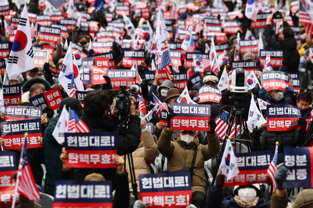 윤석열 대통령 탄핵심판 마지막 변론이 열리는 25일 서울 종로구 헌법재판소 인근에서 탄핵반대 집회가 열리고 있다. 연합뉴스