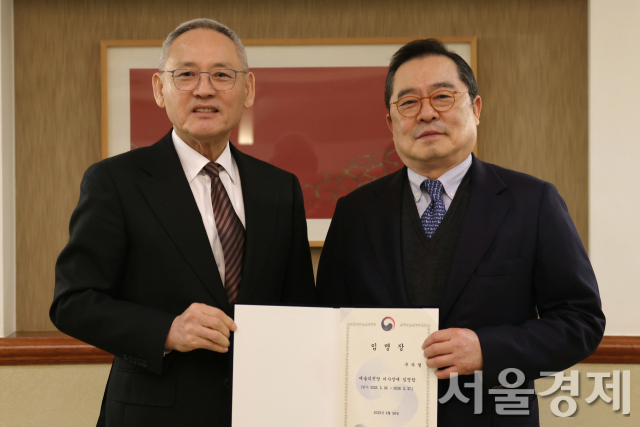 유인촌 문화체육관광부 장관이 28일 서울 서초구 예술의전당에서 신임 구자열 예술의전당 이사장에게 임명장을 수여한 뒤 기념촬영을 하고 있다. 사진 제공=문체부