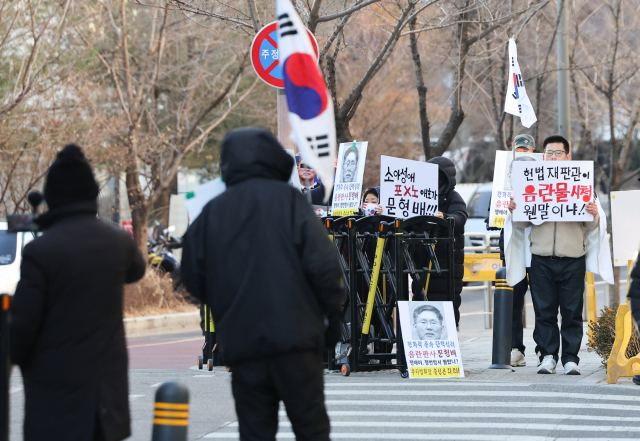 윤석열 대통령 지지자들이 24일 서울 종로구의 아파트 입구에서 문형배 헌법재판소장 권한대행의 사퇴를 촉구하는 시위를 벌이고 있다. 뉴스1