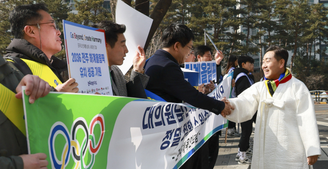 28일 서울 올림픽파크텔에서 김관영 도지사를 비롯한 전북특별자치도 체육회, 재경향우회 회원들이 대의원총회에 참석하는 위원들에게 전북 유치의 염원을 담아 응원전을 펼치고 있다. 사진 제공=전북특별자치도