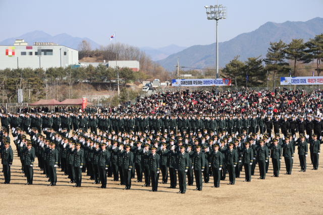 육군은 28일 김선호 국방부장관 직무대행 주관으로 충북 괴산군 소재 육군학생군사학교에서 ‘2025년 대한민국 학군장교 임관식’을 실시했다. 이날 총 2758명의 학군사관후보생이 정예 육군 장교로서 첫발을 내디뎠다. 사진은 신임 임관 소위들이 임관선서를 하고 있는 모습. 사진 제공=육군