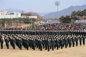 제2연평해전 영웅 딸, 해군 소위로…육해공·해병대 학군장교 2758명 임관