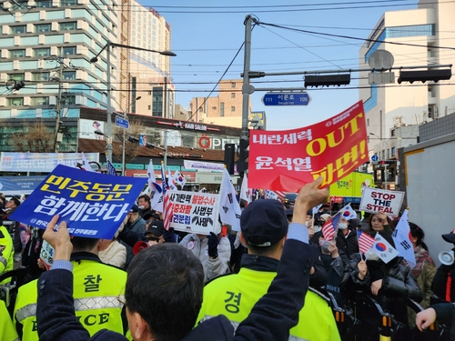 28일 서울 동대문구 한국외대에서 윤석열 대통령 탄핵 찬반집회가 열리고 있다. 연합뉴스