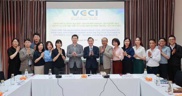 이상일 용인장은 28일 오전(현지시각) 다낭 베트남 상공회의소(VCCI)를 방문해 응우옌 띤 꽝 상공회의소장 등과 간담회를 갖고 기념촬영을 하고 있다. 사진 제공 = 용인시