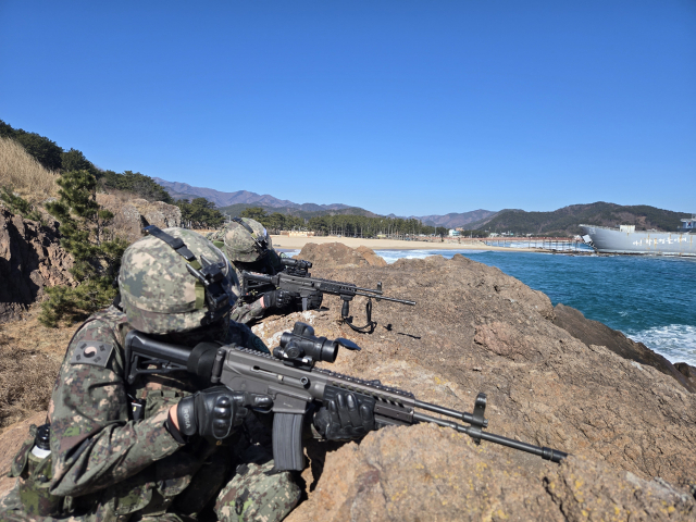 육군50보병사단 16해안감시기동대대 장사소초 해안기동타격대 장병들이 해상 미상 물체의 예상 접안 지점을 신속하게 점령하고 기도비닉(조용히 들키지 않고 움직인다는 의미의 군사 용어)을 유지하고 있다. 사진 제공=육군2작전사령부