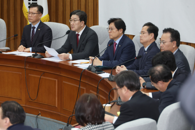 권성동 국민의힘 원내대표가 28일 서울 여의도 국회에서 열린 원대대책회의에서 발언하고 있다. 연합뉴스