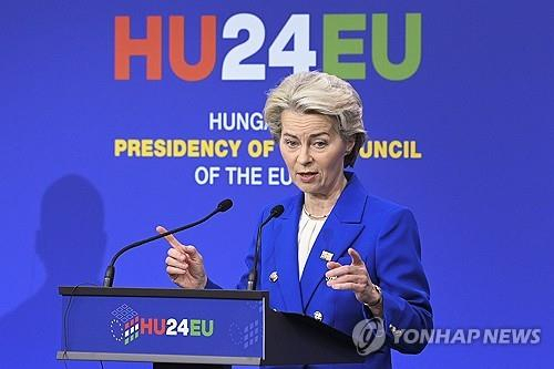 우르줄라 폰데어라이엔 EU 집행위원장이 지난해 11월 8일(현지시간) 헝가리 부다페스트에서 열린 EU 비공식 정상회의에 참석한 뒤 기자회견에 나서는 모습. 연합뉴스