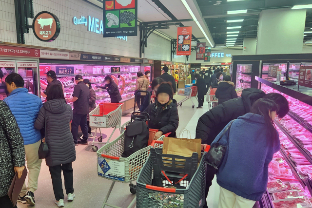 롯데마트 그랑그로서리 은평점의 축산매장에 고객들이 장을 보고 있다. 사진 제공=롯데마트