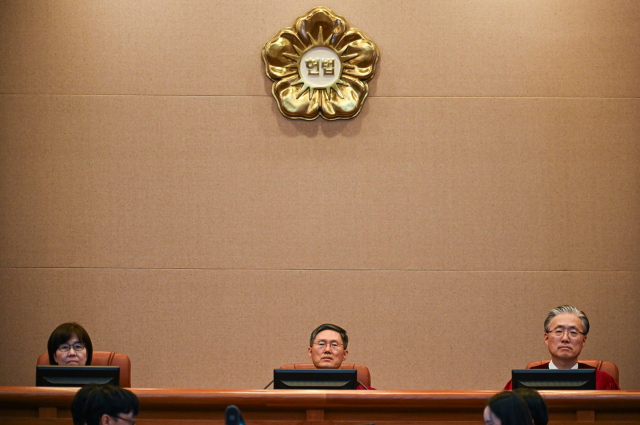 이미선 헌법재판관(왼쪽부터), 문형배 헌법재판소장 직무대행, 김형두 헌법재판관이 25일 서울 종로구 헌법재판소 대심판정에서 열린 윤석열 대통령 탄핵심판 최종 변론에 입장해 재판을 기다리고 있다. 뉴스1