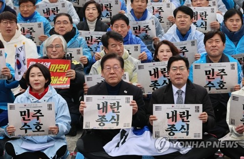 이재명 더불어민주당 대표 등이 1일 서울 종로구 안국동 사거리에서 열린 '야 5당 공동 내란종식·민주헌정수호를 위한 윤석열 파면 촉구 범국민대회'에 참가하고 있다. 박찬대(오른쪽부터) 더불어민주당 박찬대 원내대표, 이재명 대표, 진보당 김재연 상임대표. 연합뉴스