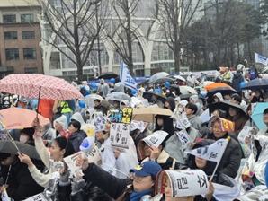 광화문서 반으로 갈라진 2030… “불법 계엄” vs “야당 폭거” [르포]