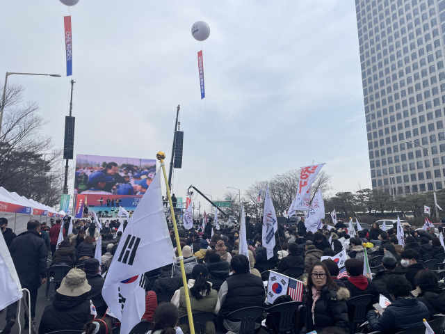 1일 오후 1시 서울 여의도에서 탄핵 반대 집회 참석자들이 모여있는 모습. 장문항 견습기자