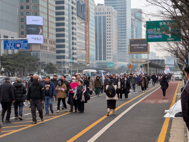 1일 서울 영등포구 마포대교 남단 세이브코리아 ‘국기비상기도회’ 집회에 참가하려는 인파가 줄지어 이동하고 있다. 황동건 기자