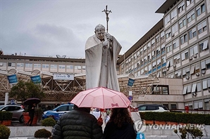 바티칸 "교황, 일시적 호흡 곤란 후 평온한 밤 보내"