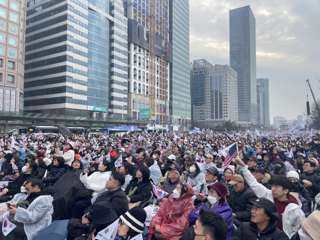 1일 서울 영등포구 마포대교 남단 세이브코리아 ‘국기비상기도회’ 집회에 참가한 인파가 태극기와 성조기를 흔들고 있다. 장문항 견습기자