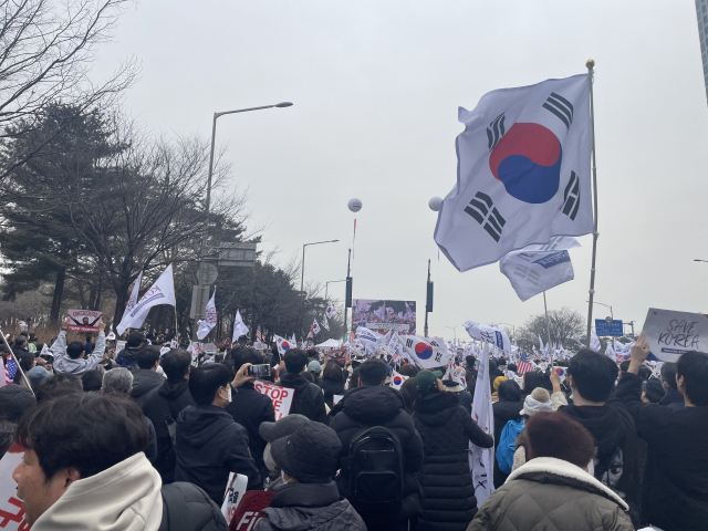 1일 서울 영등포구 마포대교 남단 세이브코리아 ‘국기비상기도회’ 집회에 참가한 인파가 태극기를 흔들고 있다. 장문항 견습기자.