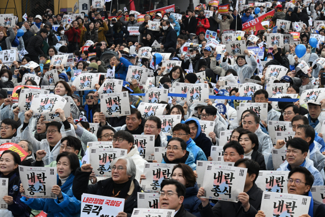 '야5당 공동 내란종식·민주헌정수호를 위한 윤석열 파면 촉구 범국민대회' 참가자들이 삼일절인 1일 서울 종로구 안국역 인근에서 손팻말을 들어 올리고 있다.