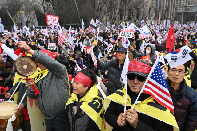 전광훈 목사가 주도하는 대한민국바로세우기운동본부 주최로 열린 '자유통일을 위한 국민대회' 참가자들이 삼일절인 1일 서울 종로구 세종대로 일대에서 윤석열 대통령 탄핵 기각을 촉구하는 구호를 외치고 있다.