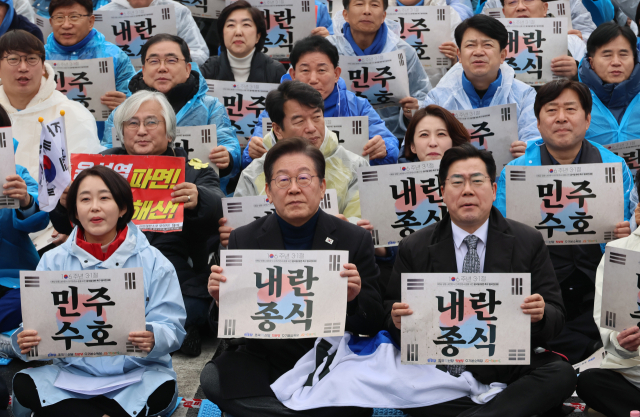 이재명 더불어민주당 대표가 1일 서울 종로구 안국동 사거리에서 열린 '야 5당 공동 내란종식·민주헌정수호를 위한 윤석열 파면 촉구 범국민대회'에 참가하고 있다. 오른쪽부터 박찬대 민주당 원내대표, 이재명 대표, 김재연 진보당 상임대표. 연합뉴스