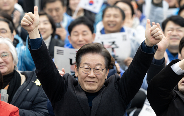 이재명 더불어민주당 대표가 1일 오후 서울 종로구 안국동 사거리에서 열린 야5당 공동 윤석열 파면 촉구 범국민대회에서 엄지를 치켜들고 있다. 뉴스1