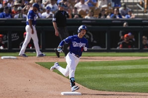 김혜성, MLB 시범경기 첫 홈런포 '작렬'…극심한 타격 부진 탈출