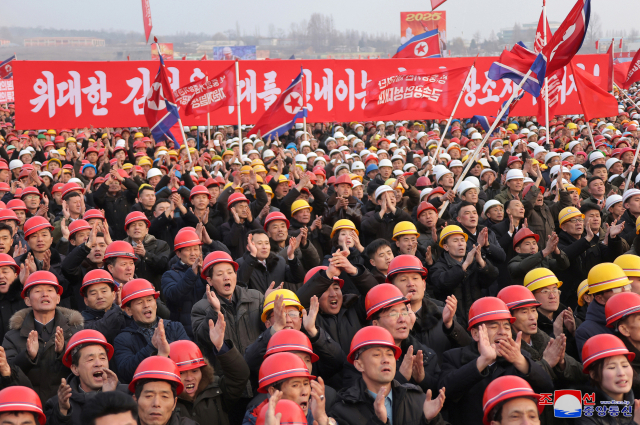 북한은 곳곳에서 청년들을 차출해 ‘돌격대’라는 이름으로 강제 노동을 강요해 왔다. 사진은 지난 17일 평양 화성지구 4단계 1만세대 살림집(주택) 건설 착공식 현장에서 김정은 북한 국무위원장을 향해 환호하는 북한 근로자들. 조선중앙통신·연합뉴스