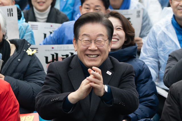 이재명 더불어민주당 대표가 지난 1일 서울 종로구 안국동 사거리에서 열린 야5당 공동 윤석열 파면 촉구 범국민대회에서 박수치고 있다. 뉴스1