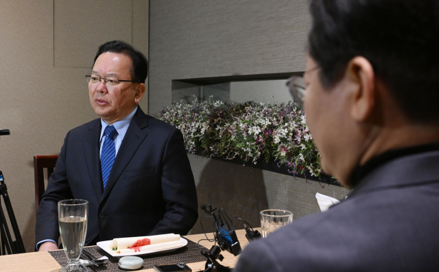 이재명 더불어민주당 대표가 24일 서울 여의도의 한 식당에서 김부겸 전 국무총리의 발언을 듣고 있다. 뉴스1