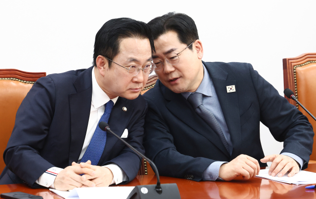박찬대 더불어민주당 원내대표가 27일 오전 서울 여의도 국회에서 열린 정책조정회의에서 박성준 원내수석부대표와 대화하고 있다. 2025.2.27/뉴스1