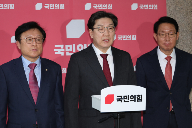 권성동(가운데) 국민의힘 원내대표가 2월 28일 국회에서 열리기로 했던 국정협의회에 더불어민주당이 불참한 것과 관련해 입장을 밝히고 있다. 연합뉴스