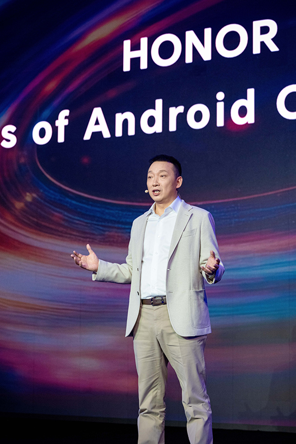 리젠 아너 최고경영자(CEO)가 ‘모바일 월드 콩그레스(MWC) 2025’ 개막을 하루 앞둔 2일 스페인 바르셀로나에서 향후 5년간 AI에 100억달러(약 14조6000억원)를 투자할 계획이라고 밝히고 있다. 아너 제공