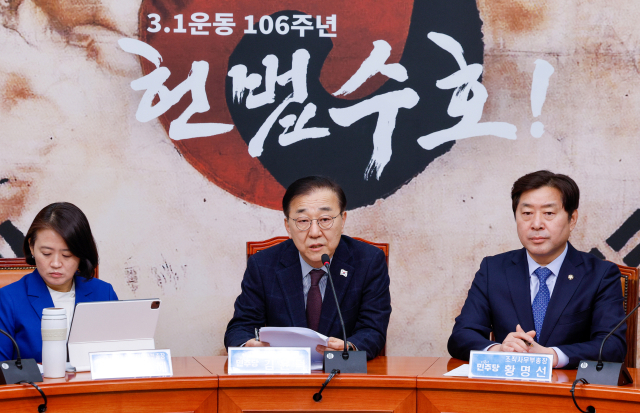 김윤덕 더불어민주당 사무총장이 3일 오전 서울 여의도 국회에서 열린 기자간담회에 참석해 모두 발언하고 있다. 왼쪽부터 박지혜 디지털사뭅총장, 김 사무총장, 황명선 조직사무부총장. 2025.3.3/뉴스1