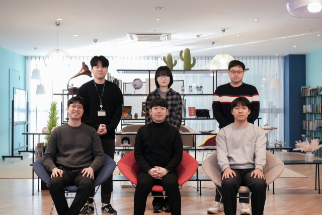 박막 형태의 코발트기반 산화물에서 키타예프 양자 스핀 액체 상태의 특성인 스핀 요동을 광학적으로 검출하는 데 성공한 연구진. (왼쪽 아래부터 반시계방향)손창희 교수, 강백준 연구원(제1저자), 최욱삼 연구언(제1저자), 서의현 연구원, 박미주 연구원, 김계현 연구원. 사진제공=UNIST