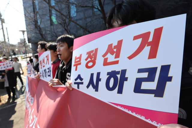 지난달 27일 서울 마포구 서강대학교 후문에서 '자유민주주의를 수호하는 애국 서강인들' 주최 탄핵 반대 집회가 열리고 있다. 연합뉴스